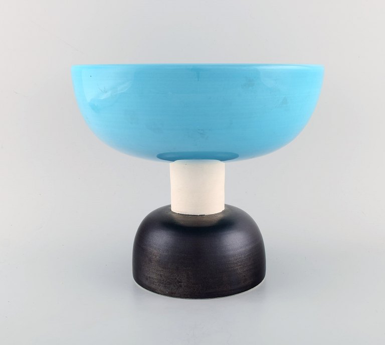 Ettore Sottsass (1917-2007) for Bitossi. Large compote in glazed ceramics. 
Beautiful glaze in light blue shades. 1960 / 70s.
