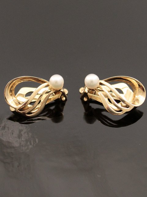 8 carat gold ear clip 1.8 x 1.3 cm. with genuine pearl