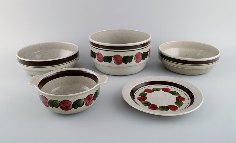 Jackie Lynd for Rörstrand. Five parts Birgitta tableware in hand-painted glazed 
stoneware. 1970s.

