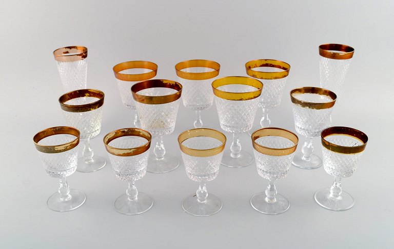 14 glas i mundblæst krystalglas med guldkant. Frankrig, 1930