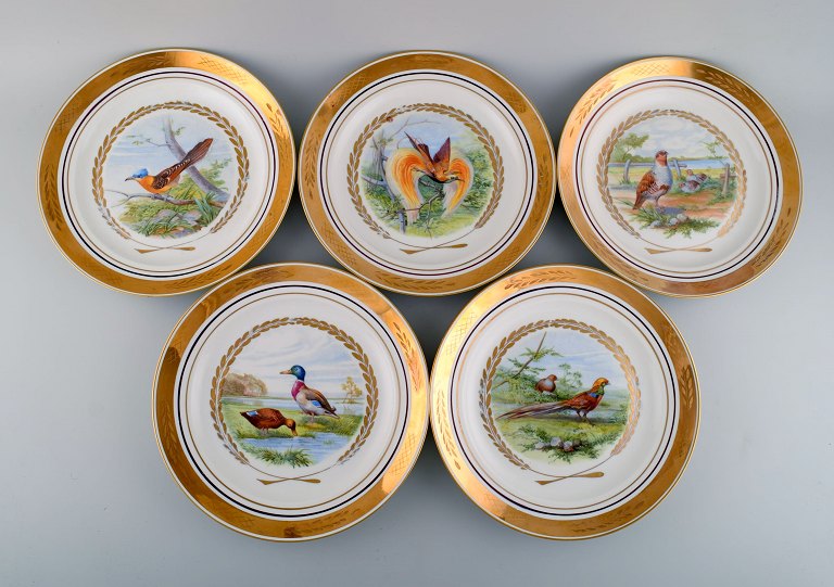 Royal Copenhagen. Set of five large dinner / decoration plates with hand painted 
bird motifs. Dated 1959.
