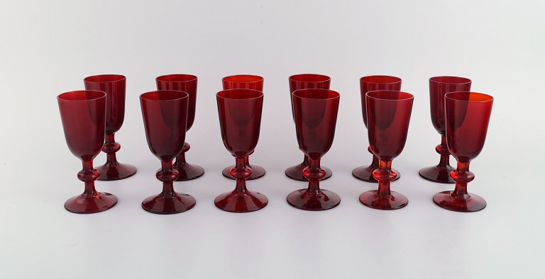 Monica Bratt for Reijmyre. Tolv hedvinsglas i rødt mundblæst kunstglas. 
1950