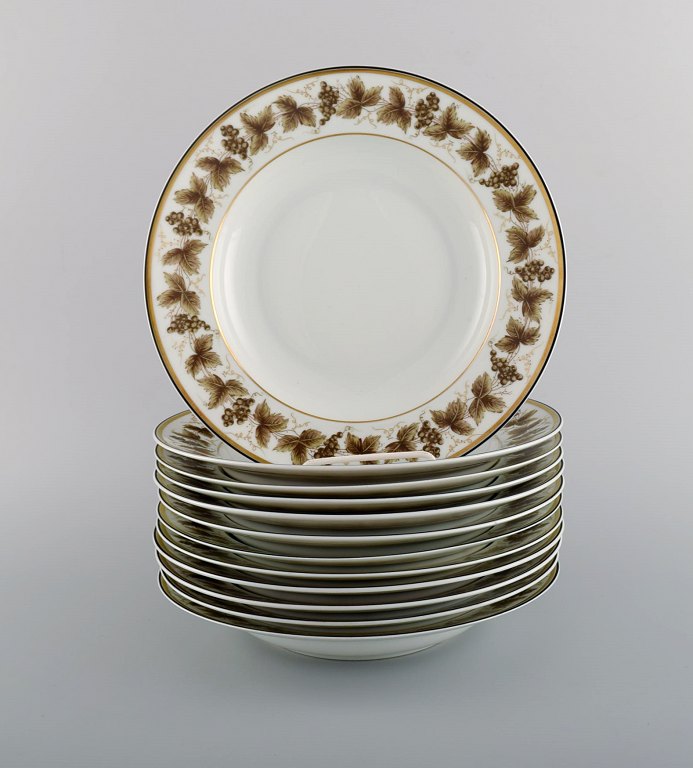 12 Limoges porcelain deep plates with hand-painted grape vines and gold 
decoration. 1930s / 40s.
