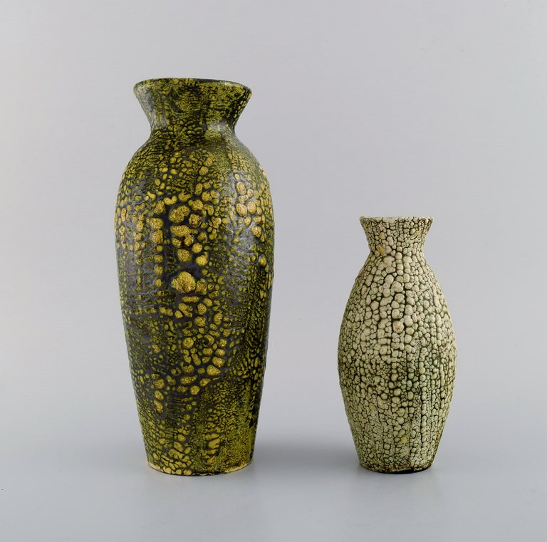 Europæisk studio keramiker. To vaser i glaseret keramik. Smuk glasur i grønne og 
gule nuancer. 1960/70