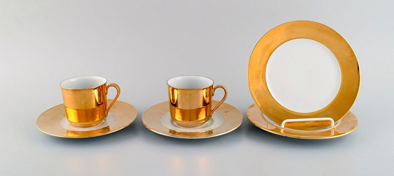 Langenthal, Schweiz. Kaffeservice til to personer i porcelæn med håndmalet 
gulddekoration. 1930/40