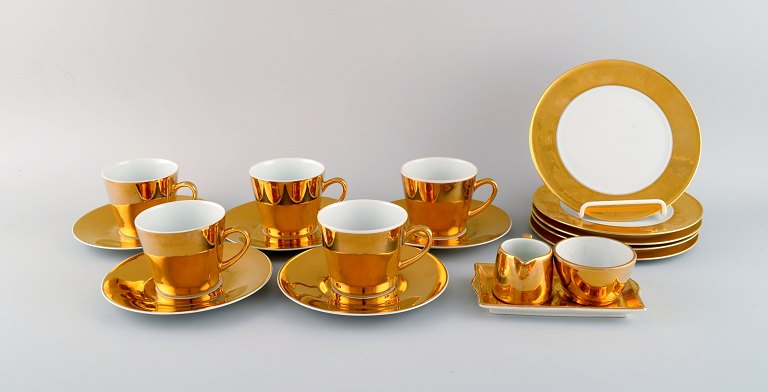 Langenthal, Schweiz m. fl. Kaffeservice til fem personer i porcelæn med 
håndmalet gulddekoration. 1930/40