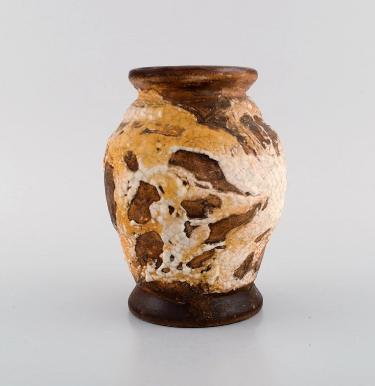 Louis Dage (1885-1961), fransk keramiker. Unika vase i glaseret keramik. Smuk 
glasur i brune og lyse jordnuancer. 1930