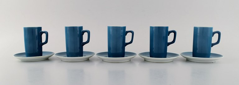 Kenji Fujita for Tackett Associates. Fem kaffekopper med underkopper i porcelæn. 
Dateret 1953-56.

