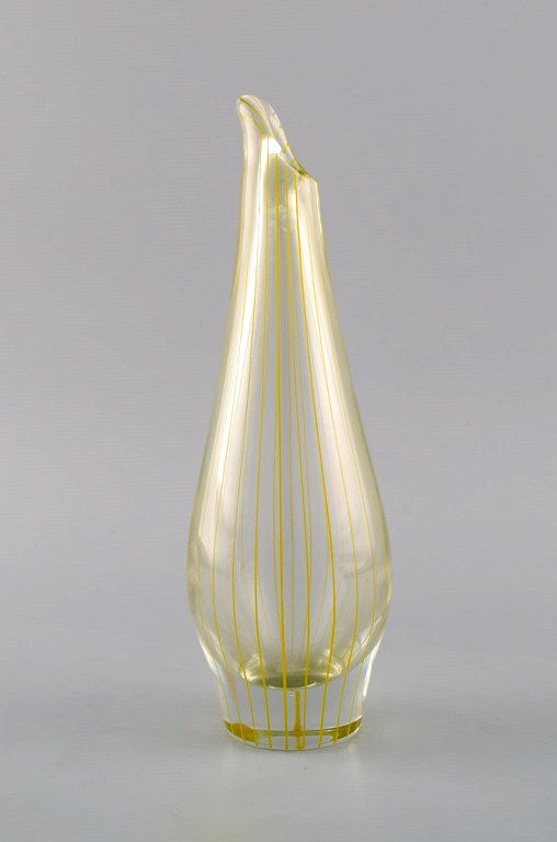 Bengt Orup (1916-1996) for Johansfors. Strikt vase i klart mundblæst kunstglas 
med gule vertikale striber. 1960