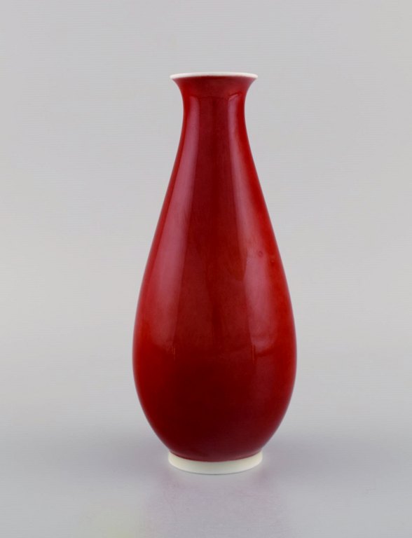 Thorkild Olsen for Royal Copenhagen. Vase i rød og hvid porcelæn. 1920