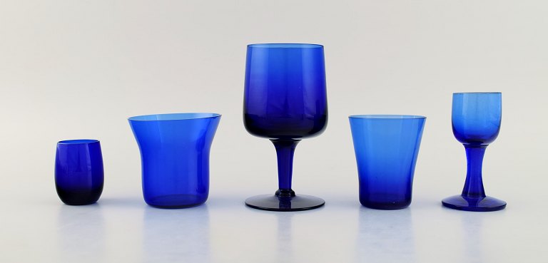 Monica Bratt for Reijmyre. Fem glas i blåt mundblæst kunstglas. Svensk design, 
midt 1900-tallet.
