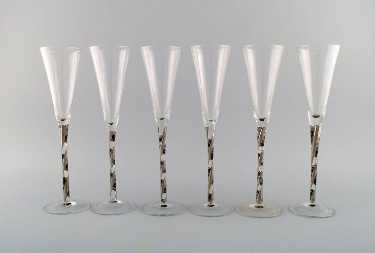 Skandinavisk glaskunst. Seks champagneglas i mundblæst kunstglas. Sent 
1900-tallet.
