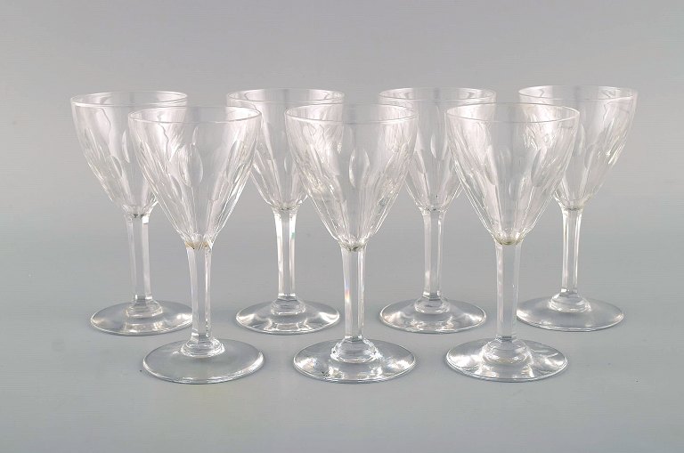 Baccarat, Frankrig. Syv hvidvinsglas i klart mundblæst krystalglas. Midt 
1900-tallet.
