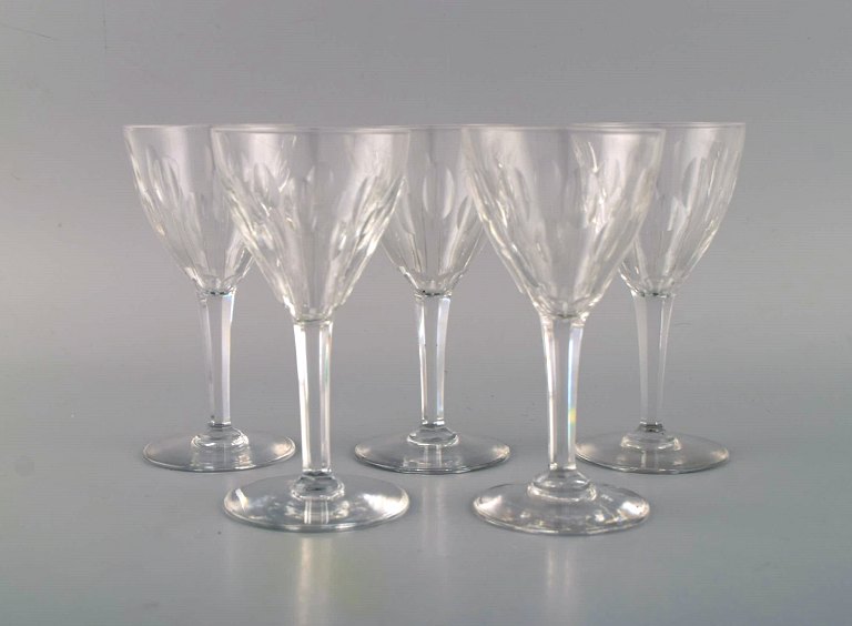 Baccarat, Frankrig. Fem hvidvinsglas i klart mundblæst krystalglas. Midt 
1900-tallet.

