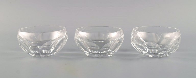 Val St. Lambert, Belgium. Three Lalaing rinsing bowls in clear mouth blown 
crystal glass. Mid-20th century.
