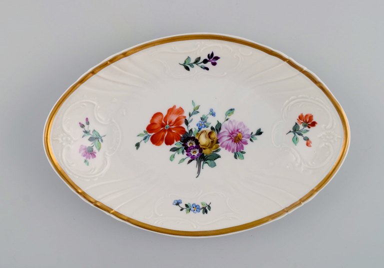 Antik Royal Copenhagen Saksisk skål / fad i porcelæn med håndmalede blomster og 
guldkant. Tidligt 1900-tallet.
