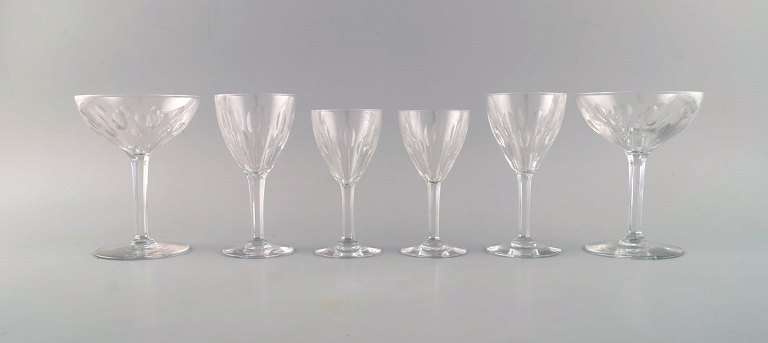 Baccarat, France. Six glasses in clear mouth-blown crystal glass. Mid-20th 
century.

