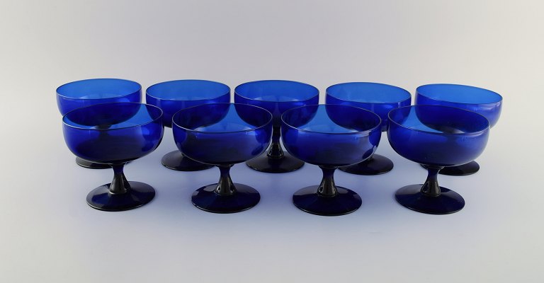 Monica Bratt for Reijmyre. 9 glas i blåt mundblæst kunstglas. Svensk design, 
midt 1900-tallet.
