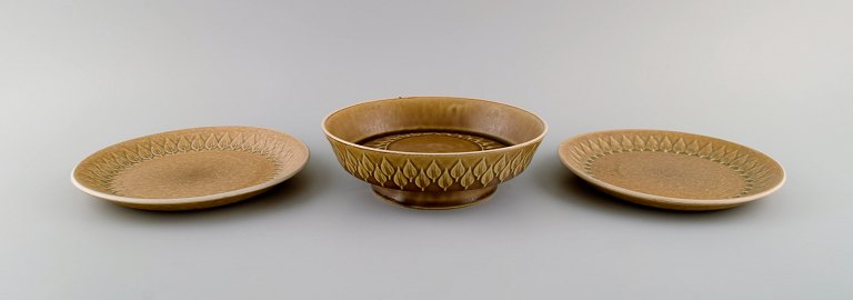 Jens H. Quistgaard (1919-2008) for Bing & Grøndahl / Nissen Kronjyden. Relief 
bowl and two plates in glazed stoneware. Beautiful glaze in mustard yellow 
shades. 1960s.
