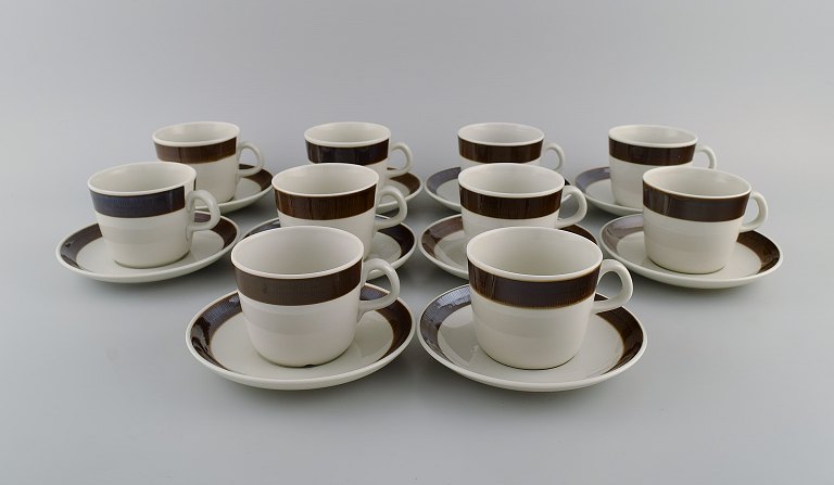 Hertha Bengtsson (1917-1993) for Rörstrand. 10 Koka kaffekopper med underkopper 
i glaseret stentøj. 1960
