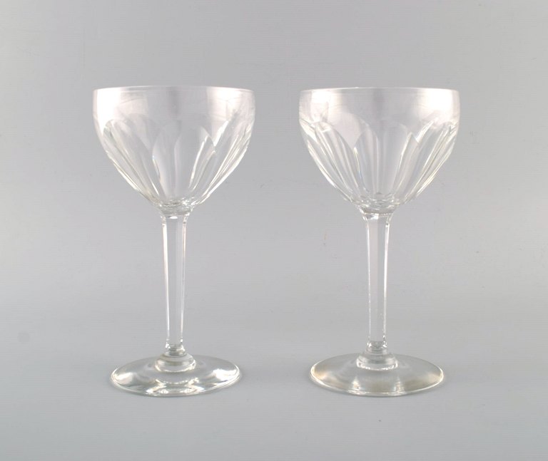 Baccarat, France. Two art deco red wine glasses in clear mouth blown crystal 
glass. 1930s.
