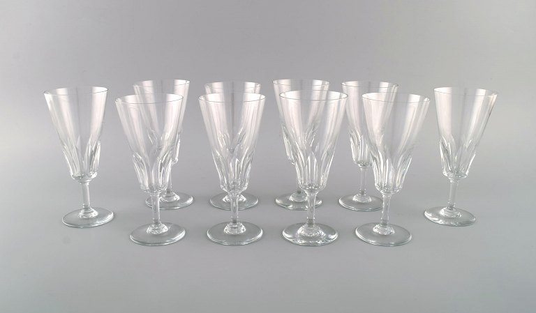 Baccarat, Frankrig. 10 art deco champagnefløjter i klart mundblæst krystalglas. 
1930