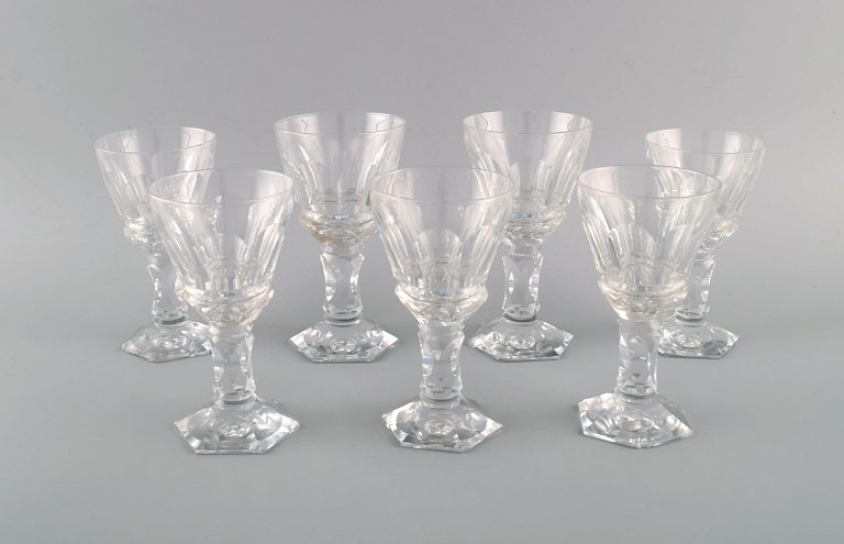 Baccarat, France. Seven art deco white wine glasses in clear mouth-blown crystal 
glass. 1930s.
