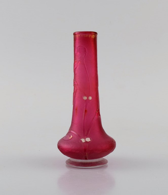 Daum Nancy, Frankrig. Art nouveau vase i lyserødt mundblæst kunstglas. Blomster 
i relief med håndmalet gulddekoration. Ca. 1900.
