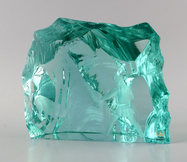 Vicke Lindstrand (1904-1983) for Kosta Boda. Unique glass block in blue-green 
mouth-blown art glass. Decorated with Sami hunting reindeer. 1960s.
