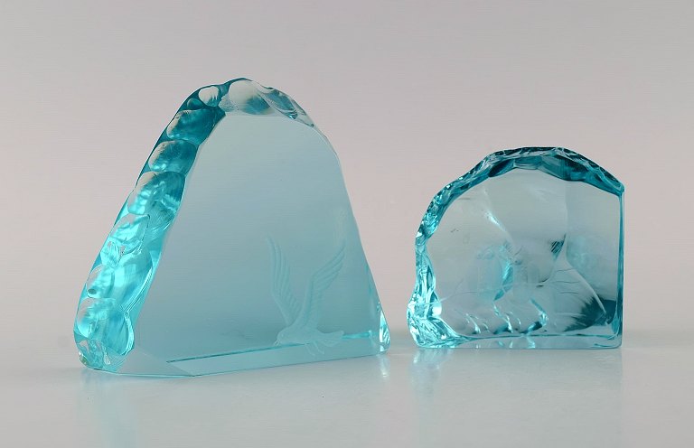 Vicke Lindstrand (1904-1983) for Kosta Boda. Two mouth-blown glass blocks 
decorated with bird of prey and owls. 1960s.
