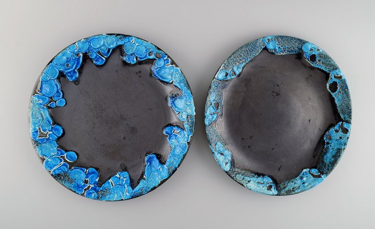 Fransk keramiker. To runde serveringsfade i glaseret stentøj. Smuk glasur i 
azurblå nuancer. Unika keramik af høj kvalitet. Midt 1900-tallet. 
