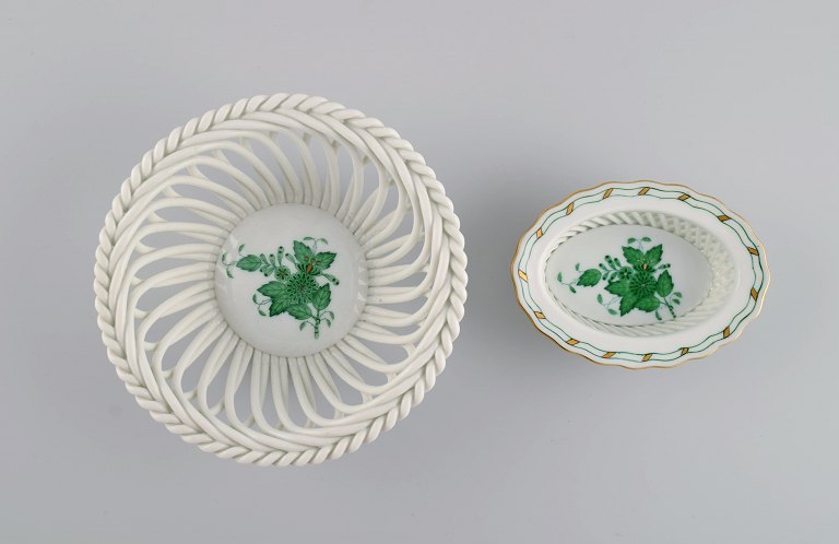 Two Herend bowls in openwork porcelain with hand-painted flowers and gold 
decoration. Mid-20th century.

