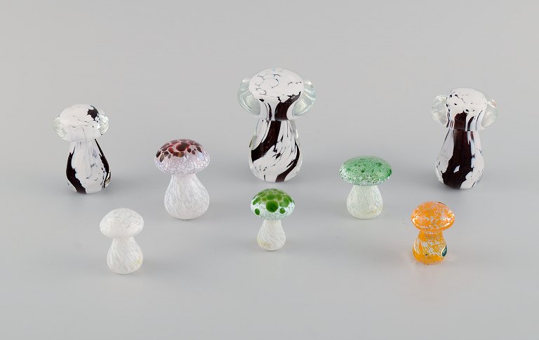 Smålandshyttan, Sweden. Eight mushrooms in mouth-blown art glass. 1960s / 70s.
