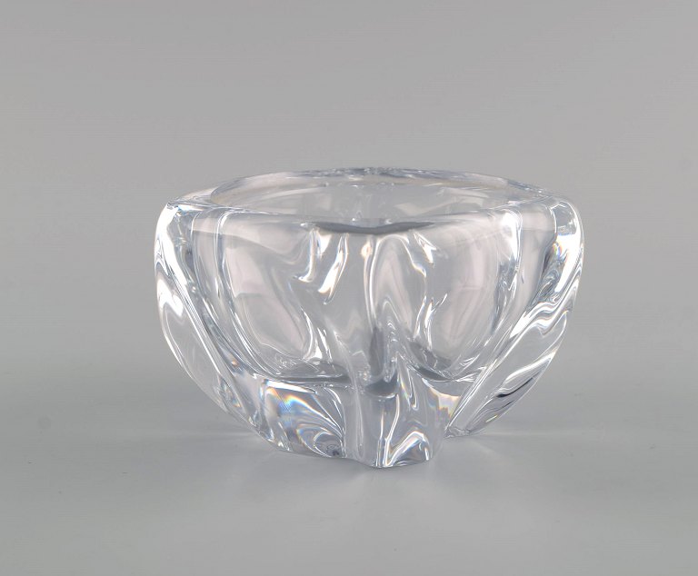 Daum, France. Small bowl in clear mouth blown art glass. Mid-20th century.
