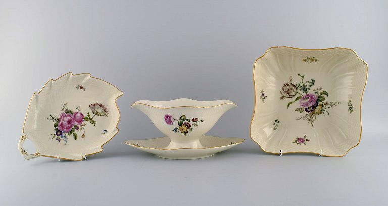 Royal Copenhagen Frijsenborg sovsekande og to skåle i håndmalet porcelæn med 
blomster og guldkant. 1950