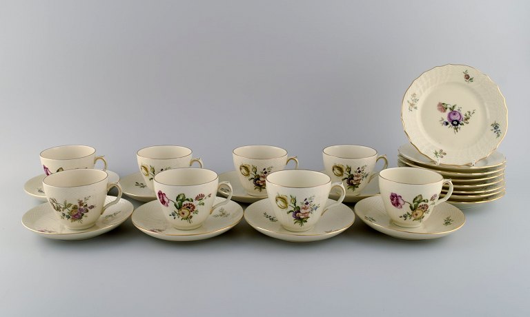 Royal Copenhagen Frijsenborg kaffeservice til otte personer. Håndmalet porcelæn 
med blomster og guldkant. 1950