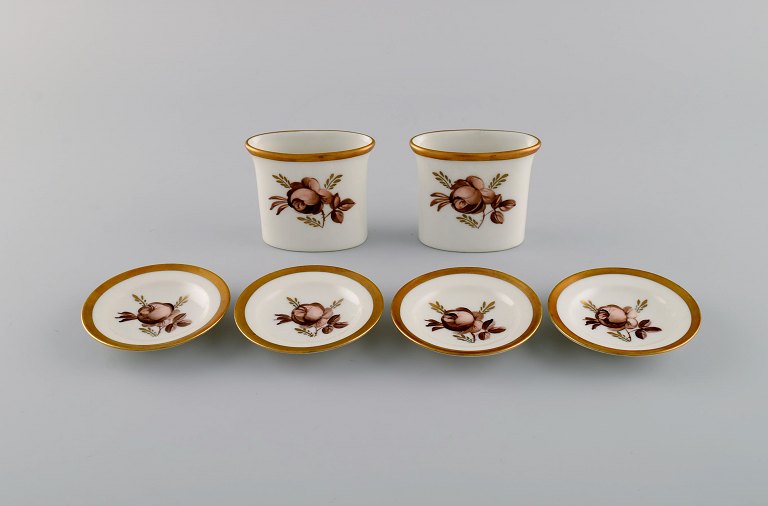 Royal Copenhagen Brun Rose. To vaser og fire kuvertsmør i håndmalet porcelæn med 
blomster og guldkant. 1940