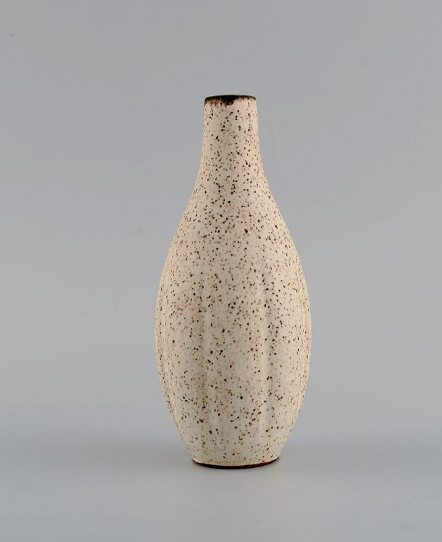Körting, Germany. Unique vase in glazed stoneware. Beautiful speckled glaze in 
sand shades. Mid-20th century.
