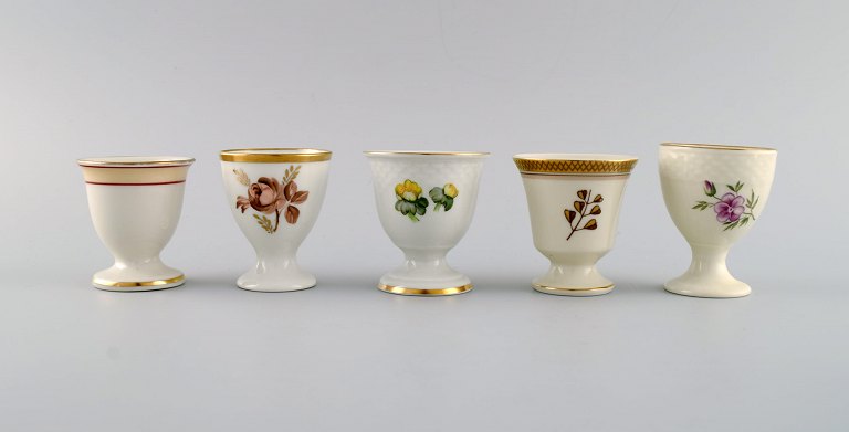 Royal Copenhagen og Bing & Grøndahl. Fem æggebægre i håndmalet porcelæn. 
1920/30