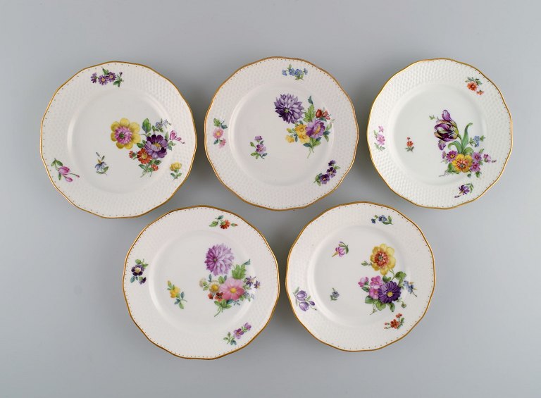 Royal Copenhagen Saksisk Blomst speciel version. Fem sjældne kagetallerkener med 
håndmalede blomster og gulddekoration. Ca. 1900.
