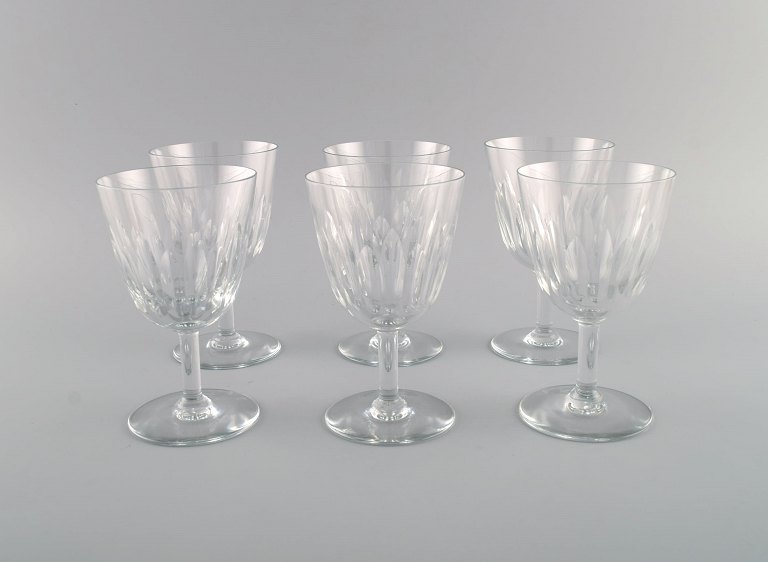 Baccarat, France. Six art deco red wine glasses in clear mouth-blown crystal 
glass. 1930s.
