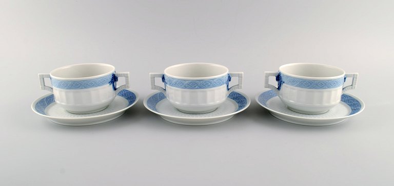 Three Royal Copenhagen Blue Fan bouillon cups with saucers. Designed by Arnold 
Krog in 1909.
