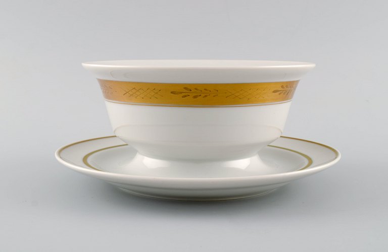 Royal Copenhagen service no. 607. Porcelain sauce bowl. Gold border with 
foliage. Model number 607/9580. Dated 1944.
