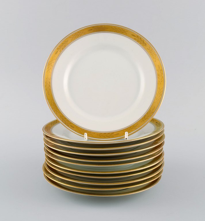 Royal Copenhagen stel nr. 607. 11 kagetallerkener i porcelæn. Guldkant med 
bladværk. Modelnummer 607/9588. Dateret 1944. 
