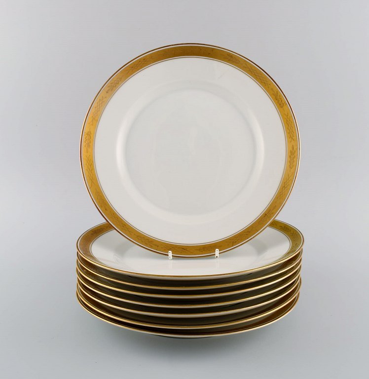 Royal Copenhagen stel nr. 607. Otte middagstallerkener i porcelæn. Guldkant med 
bladværk. Modelnummer 607/9586. Dateret 1944. 
