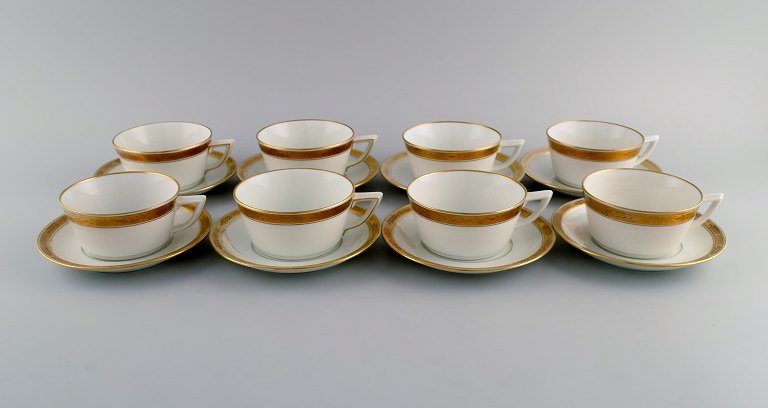 Royal Copenhagen service no. 607. Eight teacups with saucers. Gold border with 
foliage. 1960s. Model number 607/9536.

