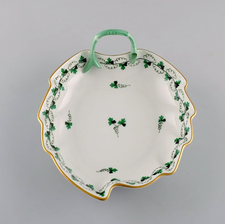 Herend bladformet skål i håndmalet porcelæn med gulddekoration. Midt 
1900-tallet.
