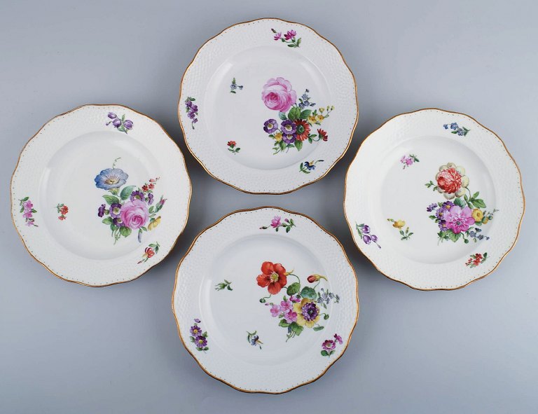 Royal Copenhagen Saksisk Blomst. Fire middagstallerkner med håndmalede blomster 
og gulddekoration. 
Ca. 1900.