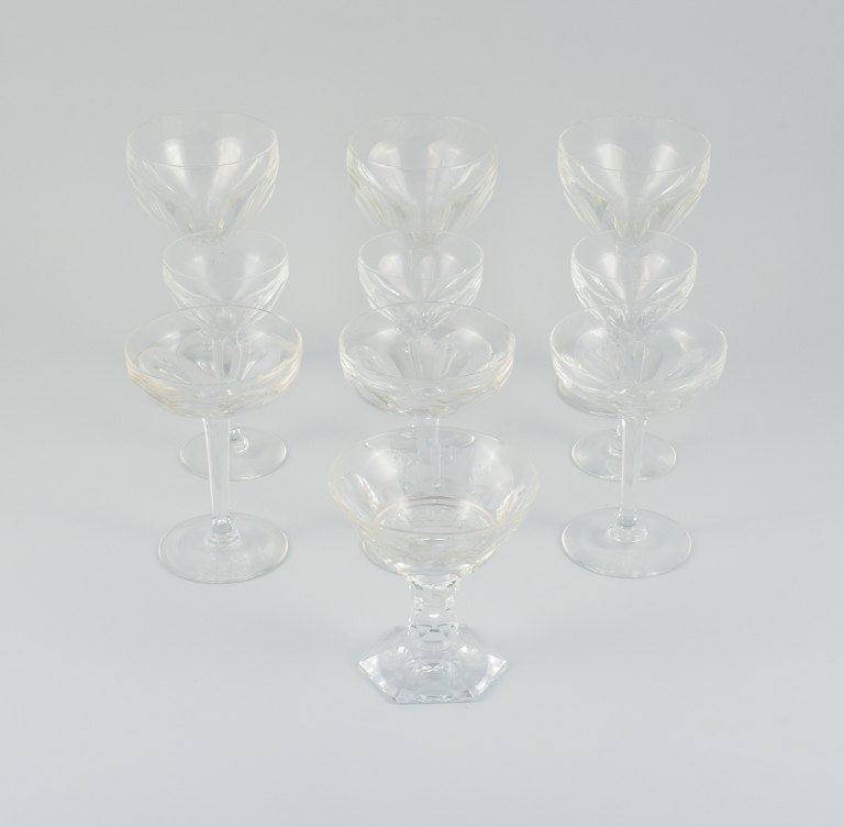 Baccarat, Frankrig, ti art deco krystalglas i klart glas, bestående af 3 
rødvinsglas, 4 champagne-skåle og 3 hvidvinsglas.