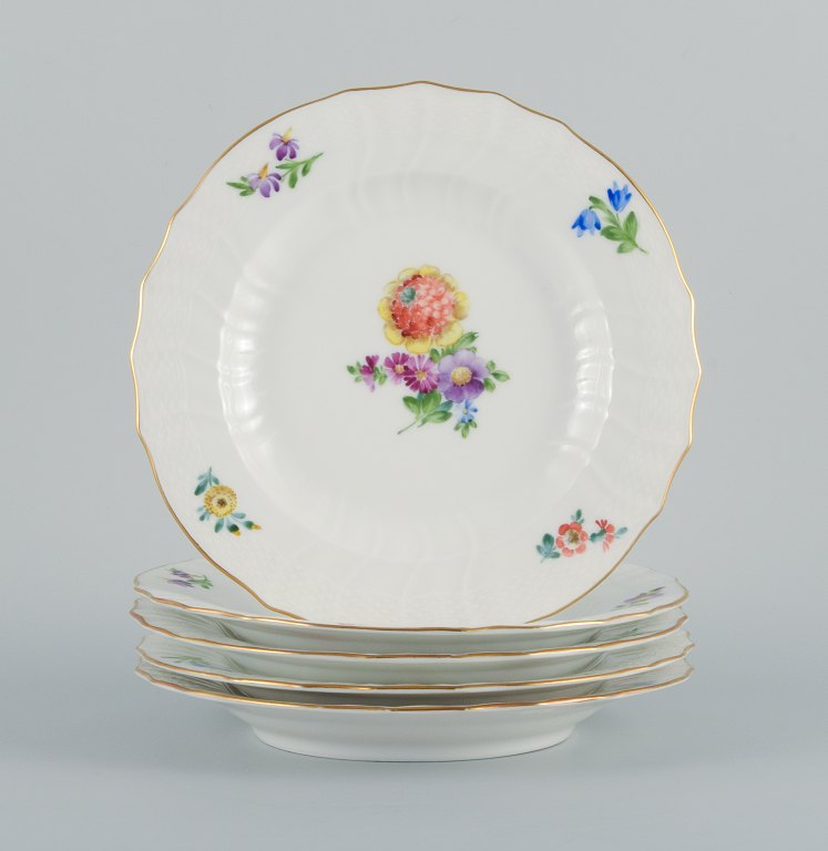 Royal Copenhagen Saksisk Blomst. Fem middagstallerkener i håndmalet porcelæn med 
blomster og gulddekoration.